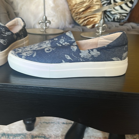 J Slides NYC Women's 8.5 Slip On Denim Casual floral print denim. - Picture 5 of 13